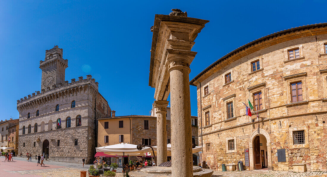 Blick auf den Palazzo Comunale auf der Piazza Grande in Montepulciano, Montepulciano, Provinz Siena, Toskana, Italien, Europa