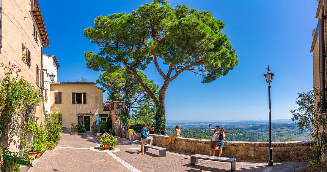 Blick auf die toskanische Landschaft vom Vicolo della Mura in Montepulciano, Montepulciano, Provinz Siena, Toskana, Italien, Europa