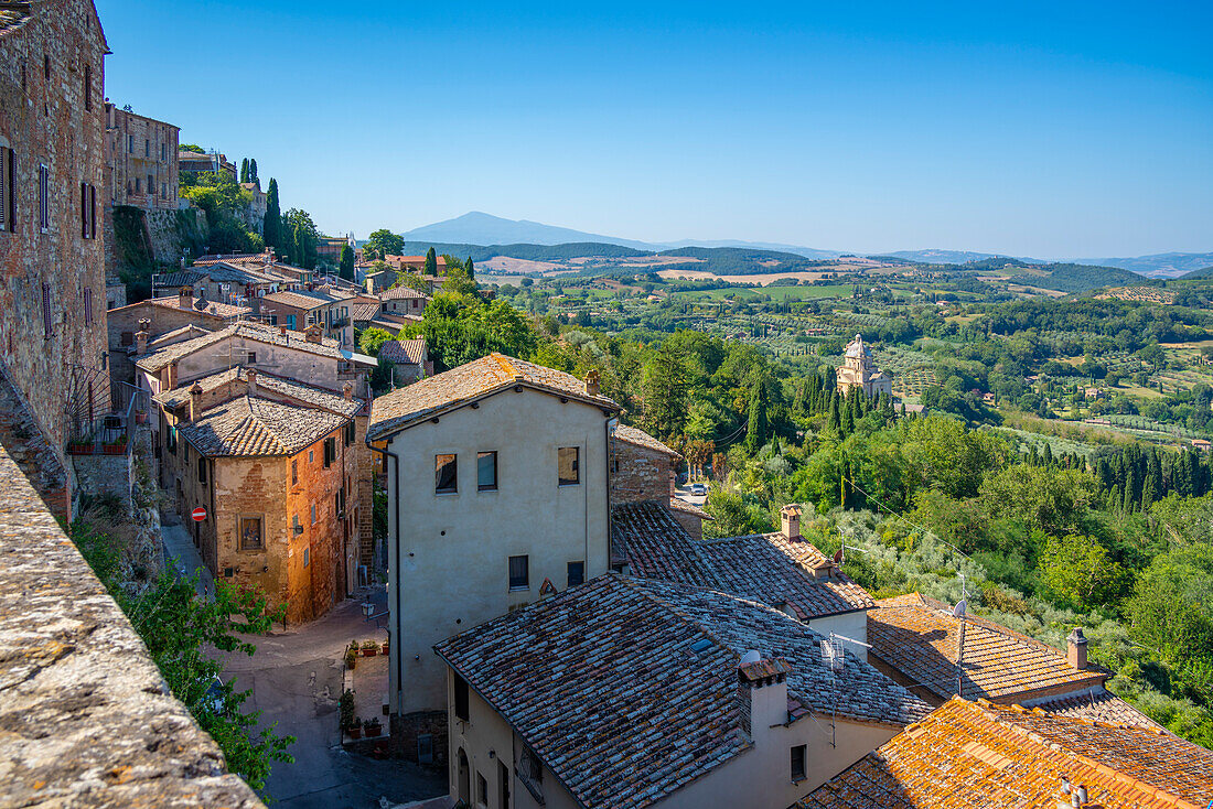 Blick auf die toskanische Landschaft und Dächer von Montepulciano, Montepulciano, Provinz Siena, Toskana, Italien, Europa
