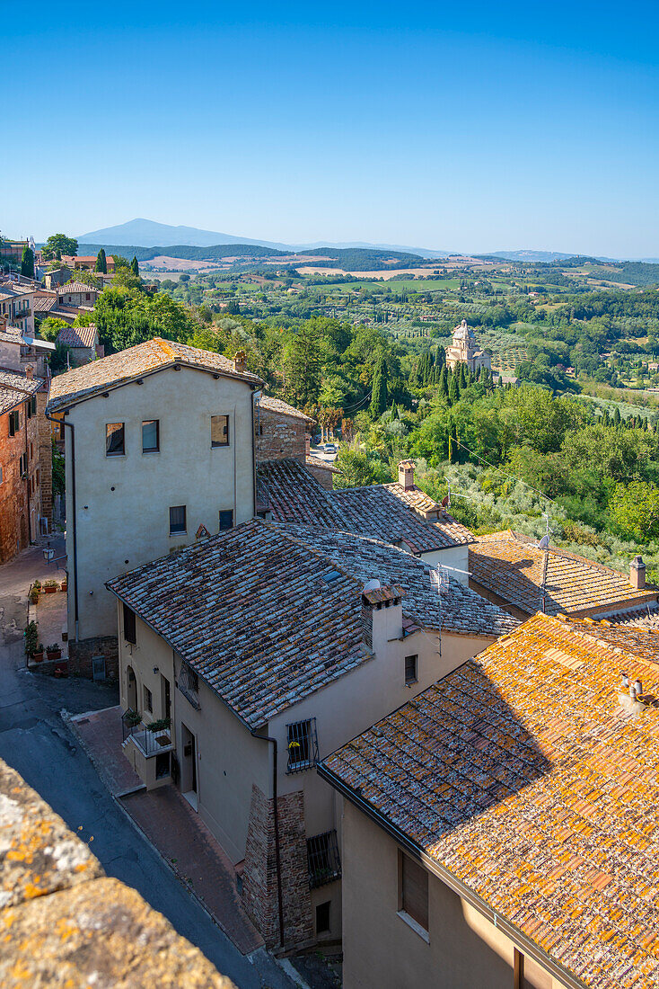 Blick auf die toskanische Landschaft und Dächer von Montepulciano, Montepulciano, Provinz Siena, Toskana, Italien, Europa