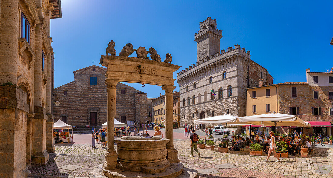 View of well and Palazzo Comunale in Piazza Grande in Montepulciano, Montepulciano, Province of Siena, Tuscany, Italy, Europe