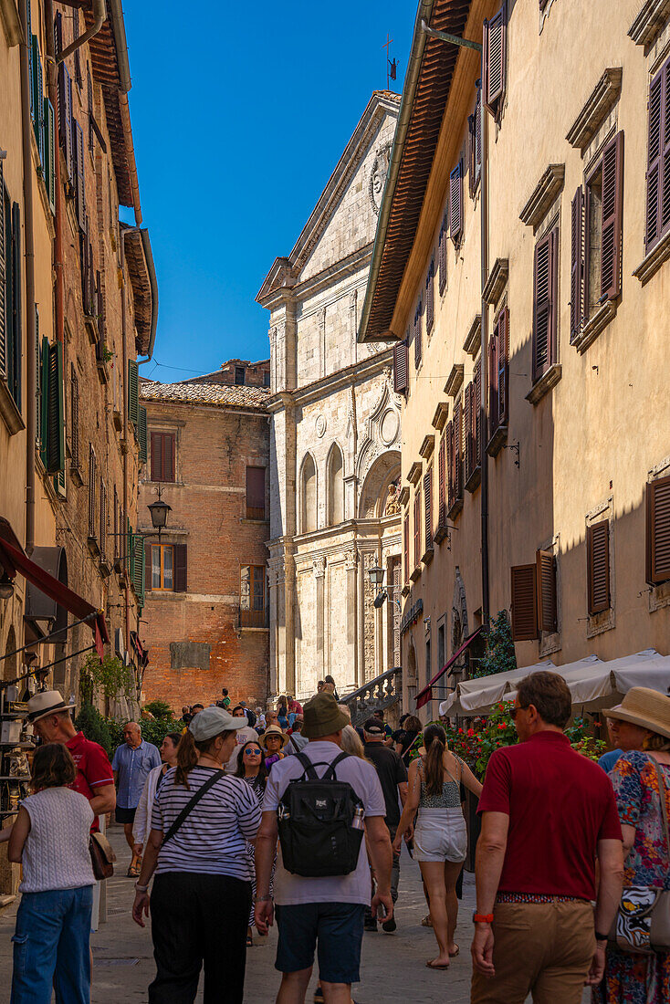 Blick auf Geschäfte und Einkäufer in einer engen Straße in Montepulciano, Montepulciano, Provinz Siena, Toskana, Italien, Europa