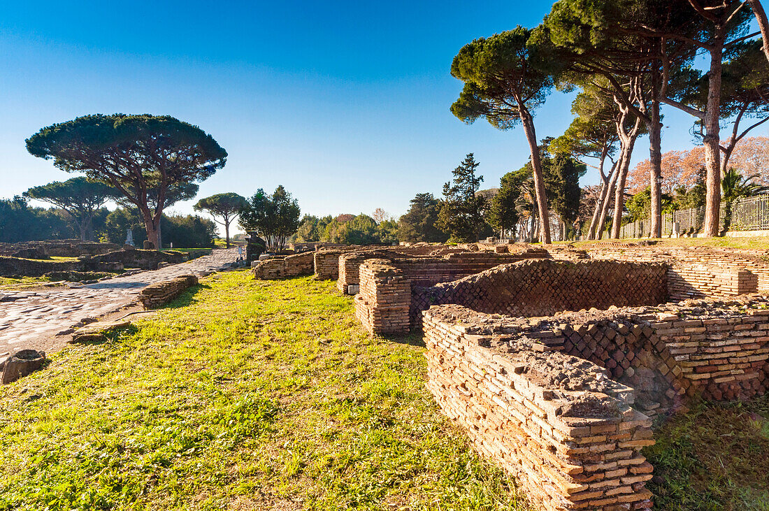 Der Portikus mit dem schrägen Dach, archäologische Stätte Ostia Antica, Ostia, Provinz Rom, Latium (Lazio), Italien, Europa