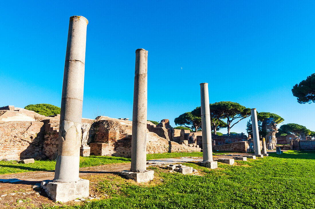 Römisches Forum von Nordwesten aus gesehen, Ausgrabungsstätte Ostia Antica, Ostia, Provinz Rom, Latium (Lazio), Italien, Europa