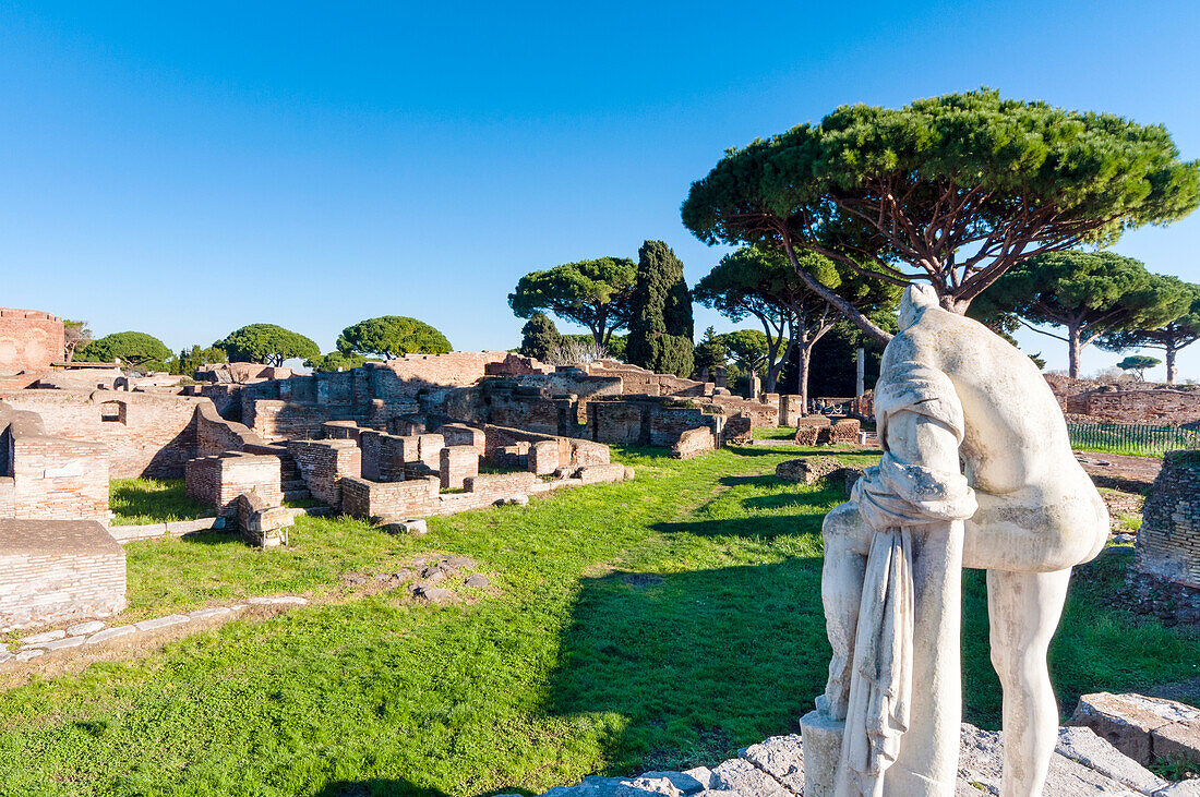 Herkulestempel, Statue des Cartilius Poplicola, Ausgrabungsstätte Ostia Antica, Ostia, Provinz Rom, Latium, Italien, Europa