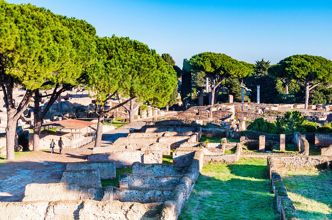 Blick von oben auf den Decumanus (Hauptstraße), archäologische Stätte Ostia Antica, Ostia, Provinz Rom, Latium (Lazio), Italien, Europa