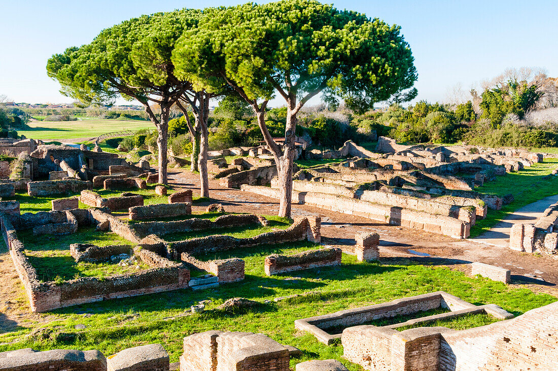 Blick von oben auf den Decumanus (Hauptstraße), archäologische Stätte Ostia Antica, Ostia, Provinz Rom, Latium (Lazio), Italien, Europa