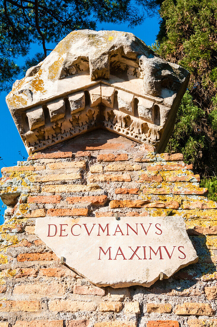 Marmorschild des Decumanus Maximus (Hauptstraße), archäologische Ausgrabungsstätte Ostia Antica, Ostia, Provinz Rom, Latium, Italien, Europa