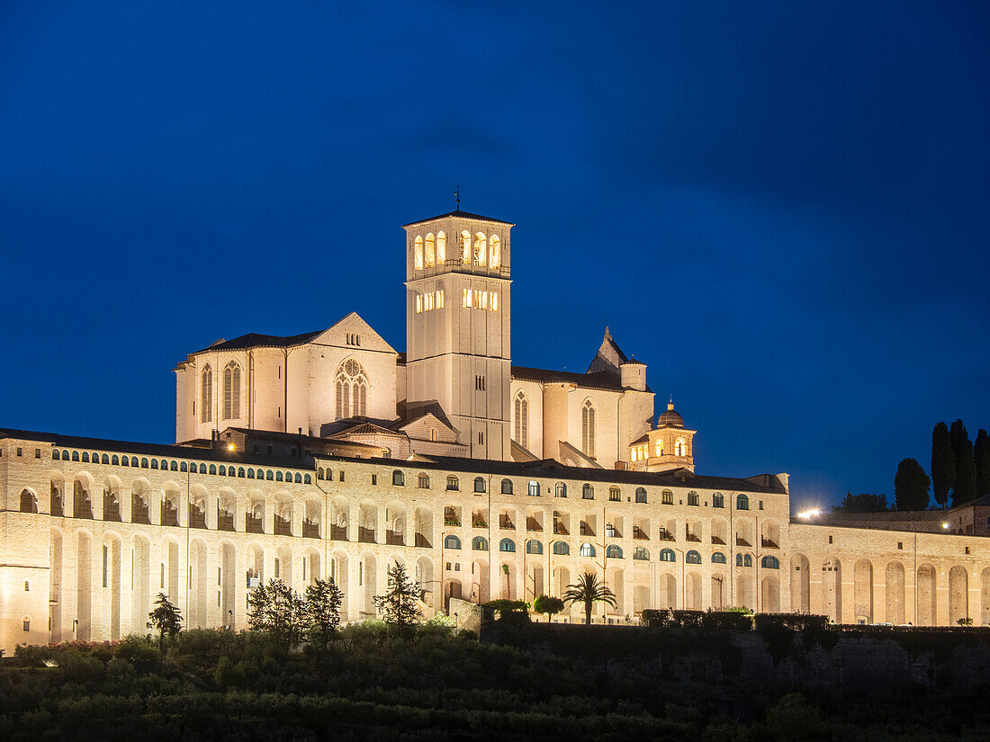 Basilika des Heiligen Franz von Assisi, nachts beleuchtet, UNESCO-Weltkulturerbe, Assisi, Perugia, Umbrien, Italien, Europa