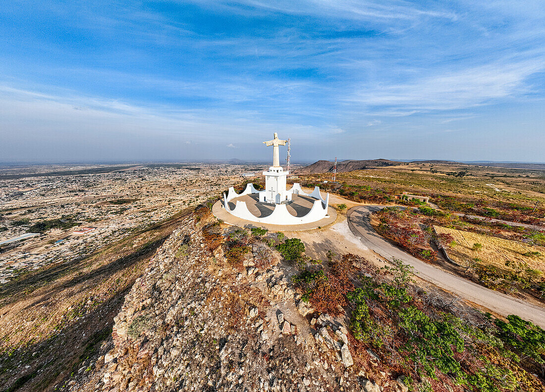 Luftaufnahme der Christus-König-Statue, Blick auf Lubango, Angola, Afrika