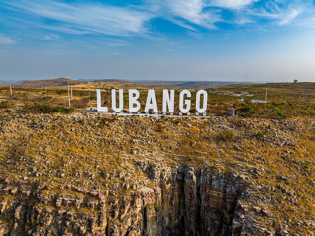 Lubango-Schild neben der Christus-König-Statue, Blick auf Lubango, Angola, Afrika