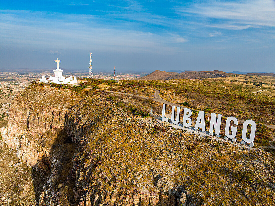 Lubango-Schild neben der Christus-König-Statue, Blick auf Lubango, Angola, Afrika