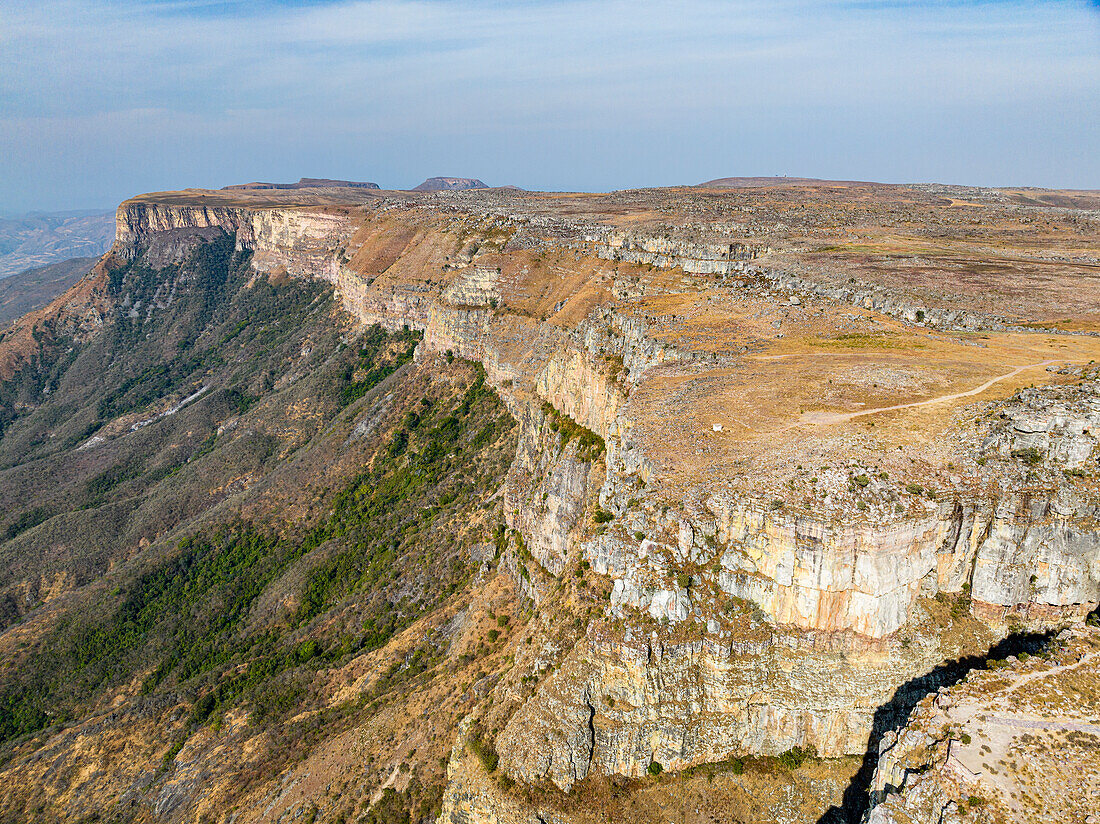 Luftaufnahme der Tundavala-Schlucht, großer Steilhang Serra da Leba, Lubango, Angola, Afrika