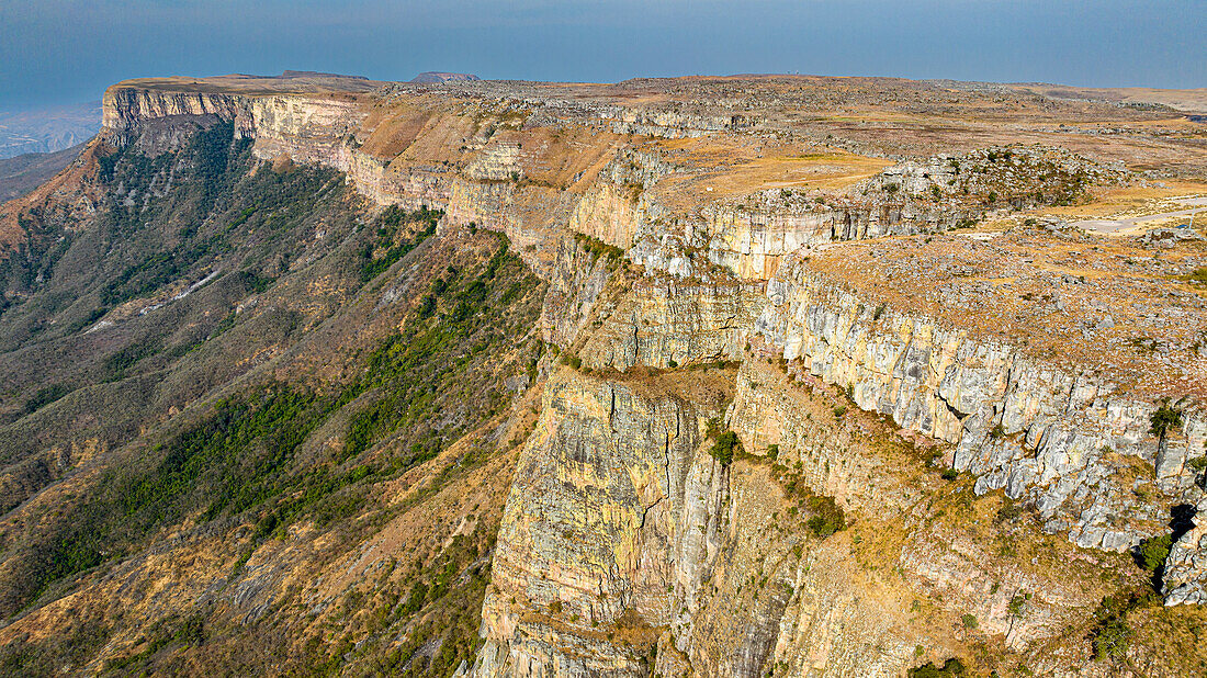 Luftaufnahme der Tundavala-Schlucht, großer Steilhang Serra da Leba, Lubango, Angola, Afrika