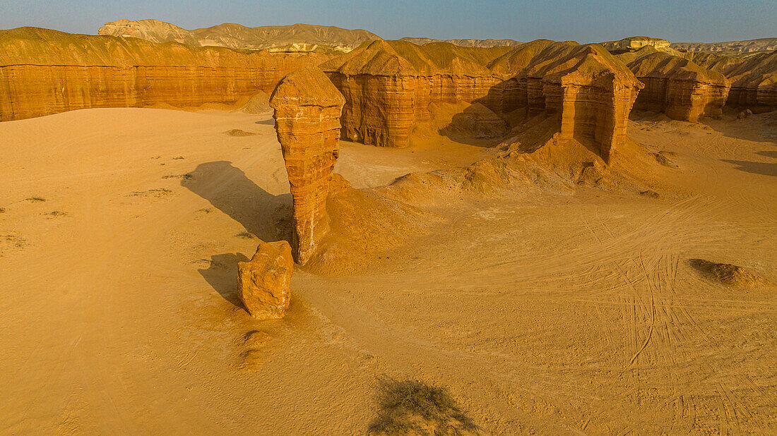 Luftaufnahme einer Sandsteinschlucht, Namibe (Namib)-Wüste, Iona-Nationalpark, Namibe, Angola, Afrika