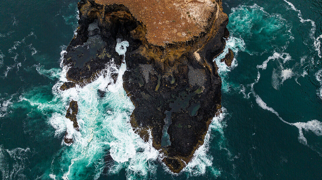 Luftaufnahme der wilden Küstenlinie mit Basaltbecken an der Atlantikküste, Dombe Grande, Namibre, Angola, Afrika