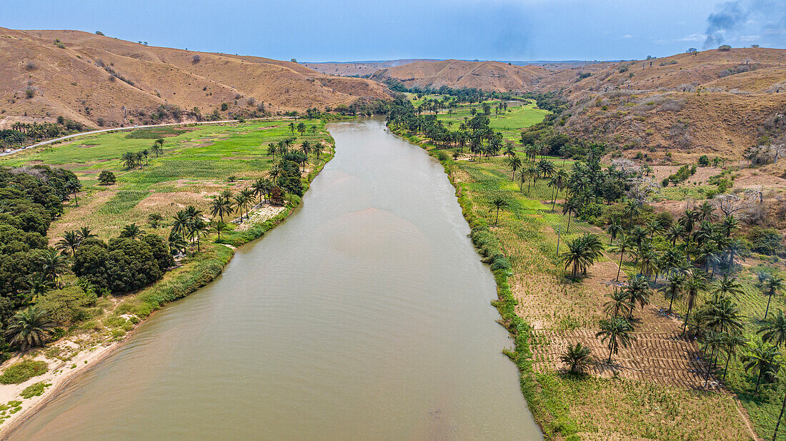 Luftaufnahme des Cuvo-Flusses (Rio Keve) in der Nähe der Binga-Wasserfälle, Kwanza Sul, Angola, Afrika