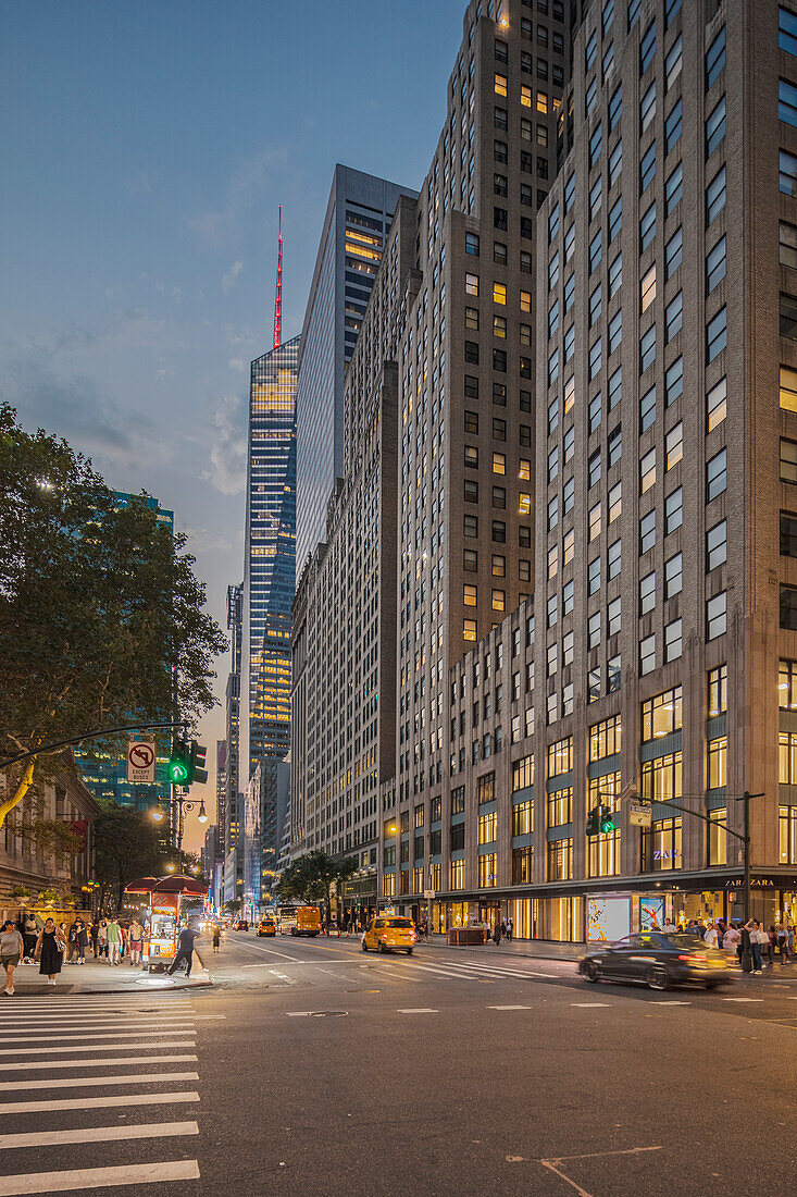 Frühe Abendszene an einer belebten Kreuzung in der Innenstadt von New York City, New York City, Vereinigte Staaten von Amerika, Nordamerika