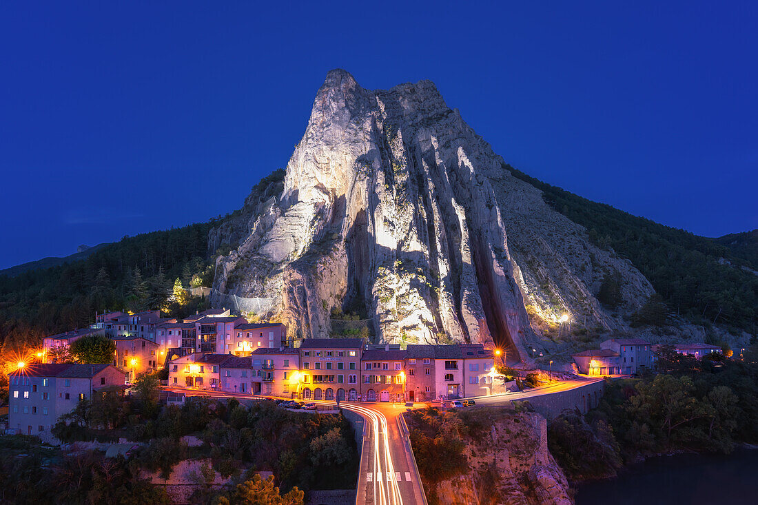 Rocher de la Baume, Sisteron Felsen zur blauen Stunde, Sisteron, Alpes-de-Haute-Provence, Provence-Alpes-Cote d'Azur, Provence, Frankreich, Europa