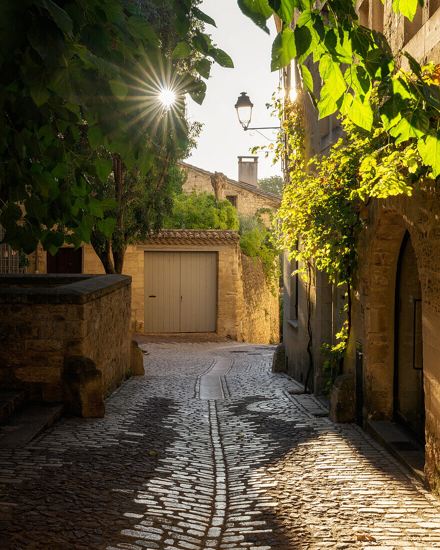 Straßenszene bei Sonnenaufgang in Uzes, Gard, Provence, Frankreich, Europa