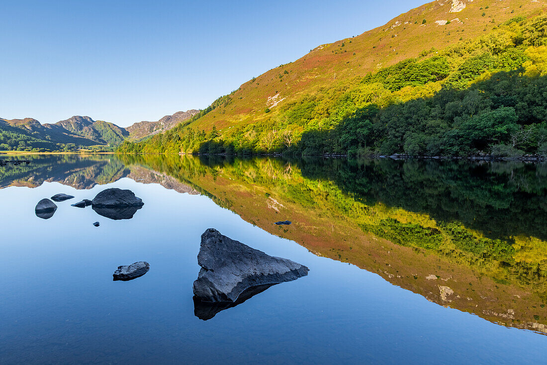 Morgendliche Spiegelungen in einem See, Llyn Crafnant, Snowdonia National Park, Wales, Vereinigtes Königreich, Europa