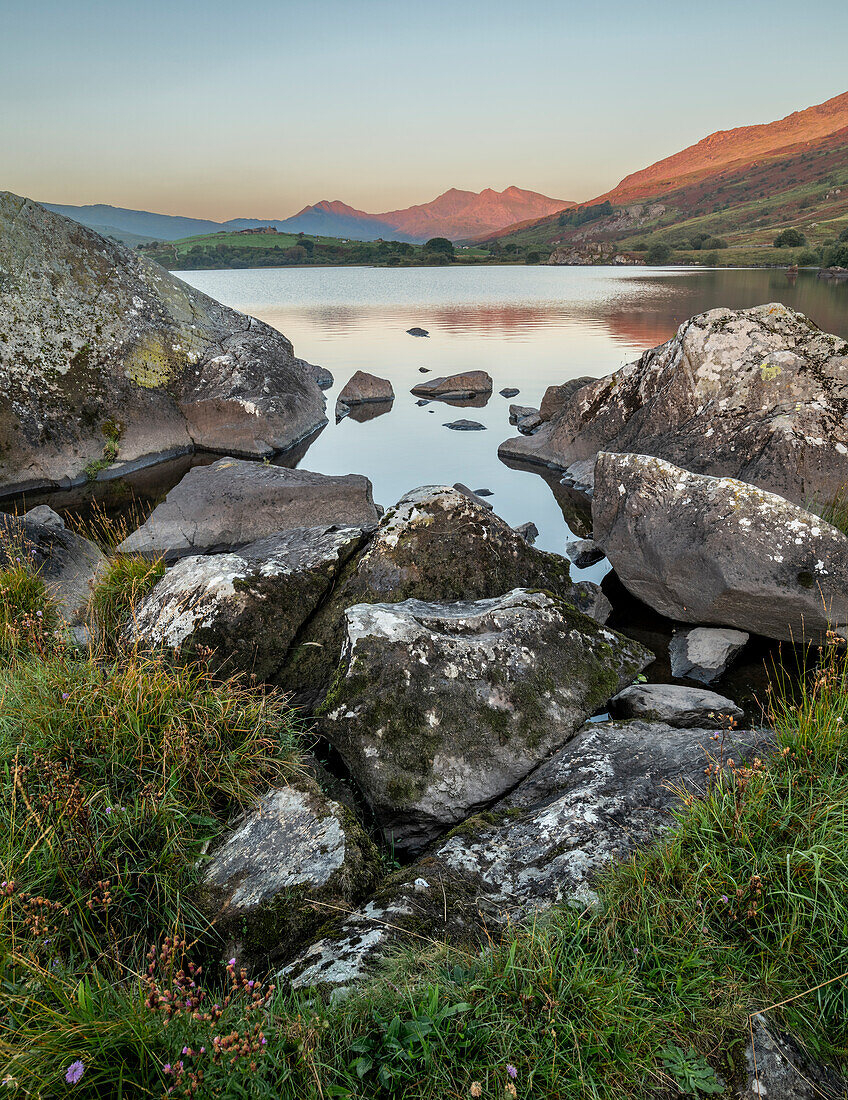 Felsen und See bei Sonnenaufgang, Llynnau Mymbyr, Capel Curig, Snowdonia National Park, Wales, Vereinigtes Königreich, Europa