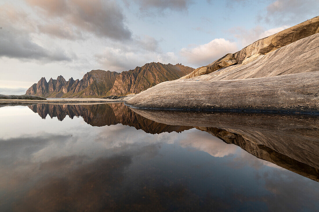 Spiegelungen von Wolken, Felsen und Teufelszahnberg im Abendsonnenlicht, Tungeneset, Senja, Norwegen, Skandinavien, Europa