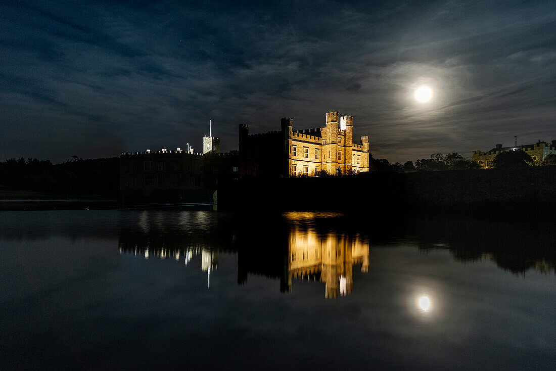 Vollmond über Leeds Castle, nahe Maidstone, Kent, England, Vereinigtes Königreich, Europa
