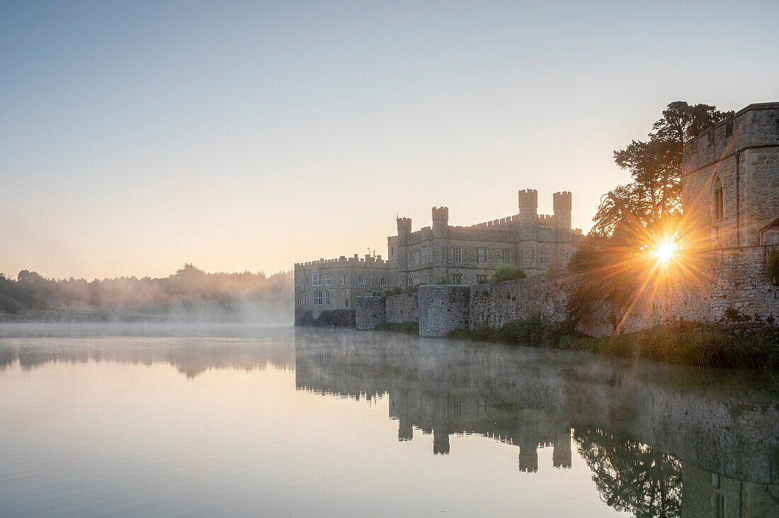 Leeds Castle bei Sonnenaufgang, nahe Maidstone, Kent, England, Vereinigtes Königreich, Europa