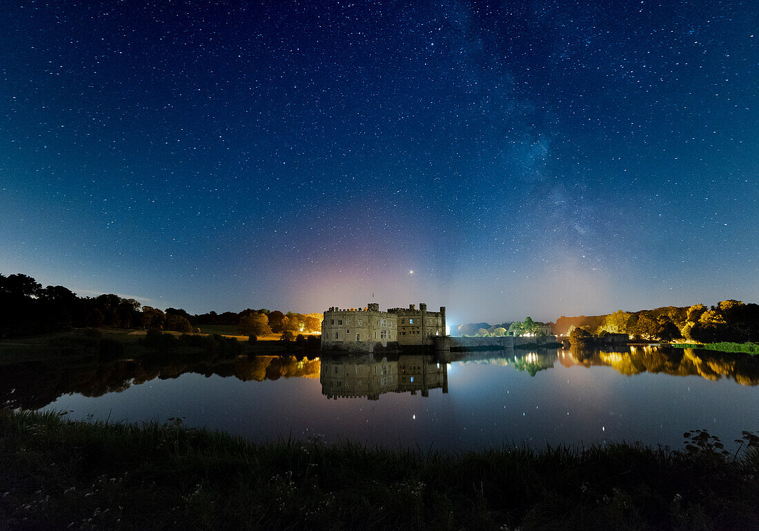 Nachthimmel und Milchstraße über Leeds Castle, nahe Maidstone, Kent, England, Vereinigtes Königreich, Europa