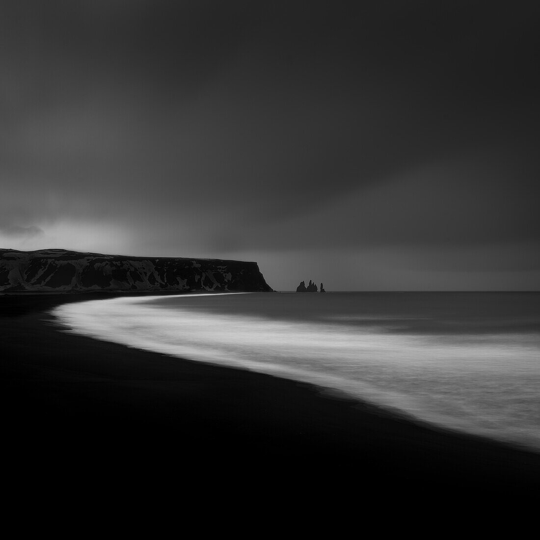 Blick von Dyrholaey nach Reynisfjara, Island, Polarregionen