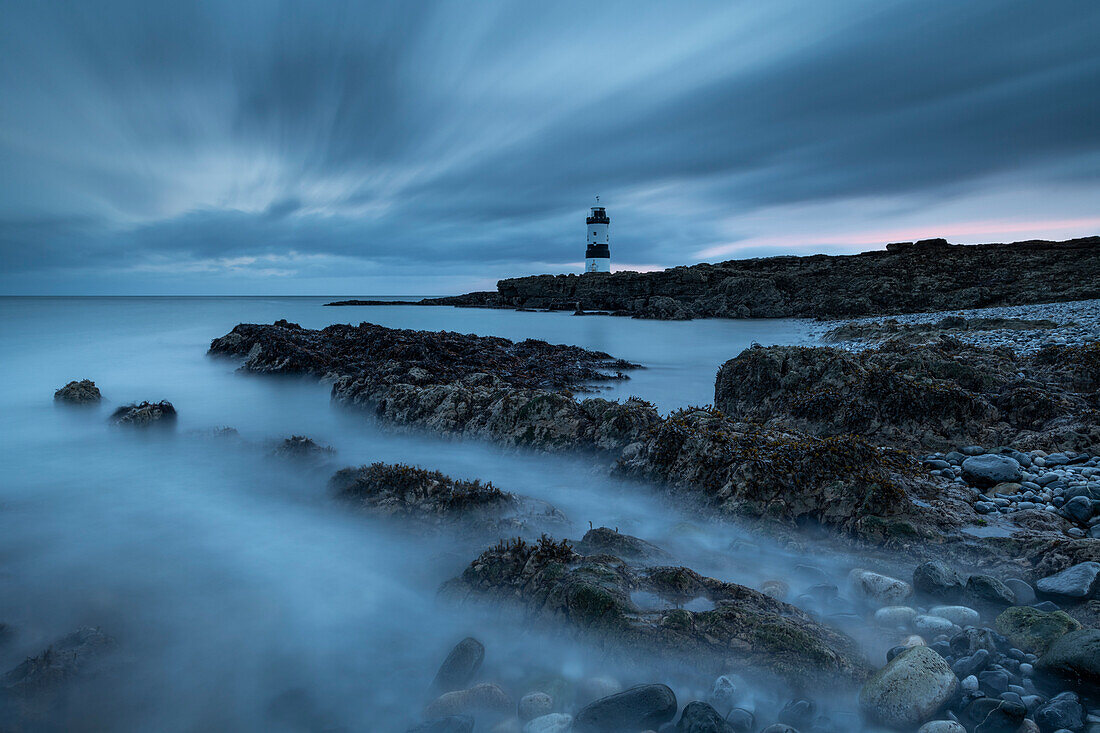 Trwyn Du Leuchtturm in der Morgendämmerung, Penmon Point, Anglesey, Wales, Vereinigtes Königreich, Europa