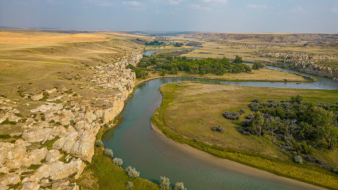 Luftaufnahmen von Hoodoos entlang des Milk River, Writing-on-Stone Provincial Park, UNESCO-Welterbe, Alberta, Kanada, Nordamerika