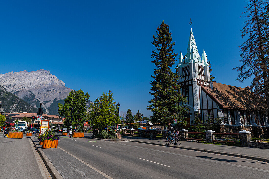 Die Stadt Banff mit dem Cascade Mountain im Hintergrund, Alberta, Rocky Mountains, Kanada, Nordamerika