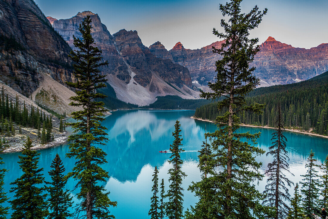 Kajakfahrer bei Sonnenaufgang am Lake Moraine, Banff-Nationalpark, UNESCO-Welterbe, Alberta, Rocky Mountains, Kanada, Nordamerika