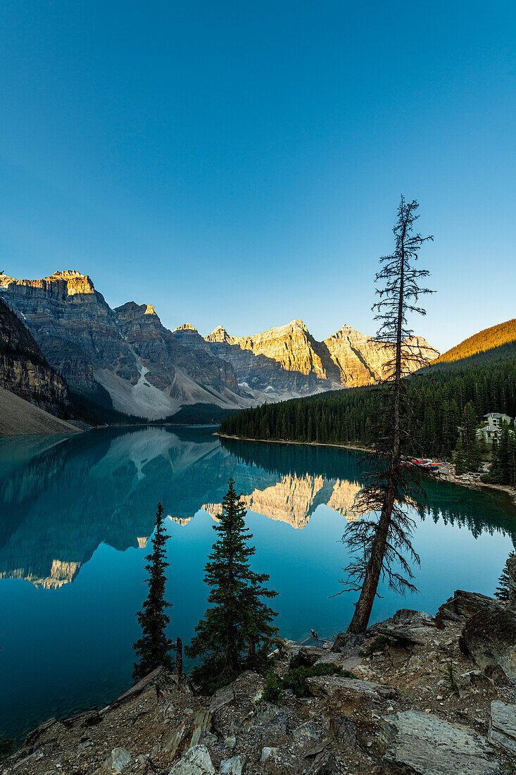 Sonnenaufgang am Lake Moraine, Banff-Nationalpark, UNESCO-Welterbe, Alberta, Rocky Mountains, Kanada, Nordamerika