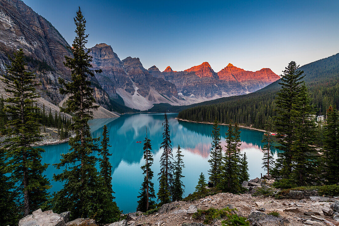 Sunrise at Lake Moraine, Banff National Park, UNESCO World Heritage Site, Alberta, Rocky Mountains, Canada, North America