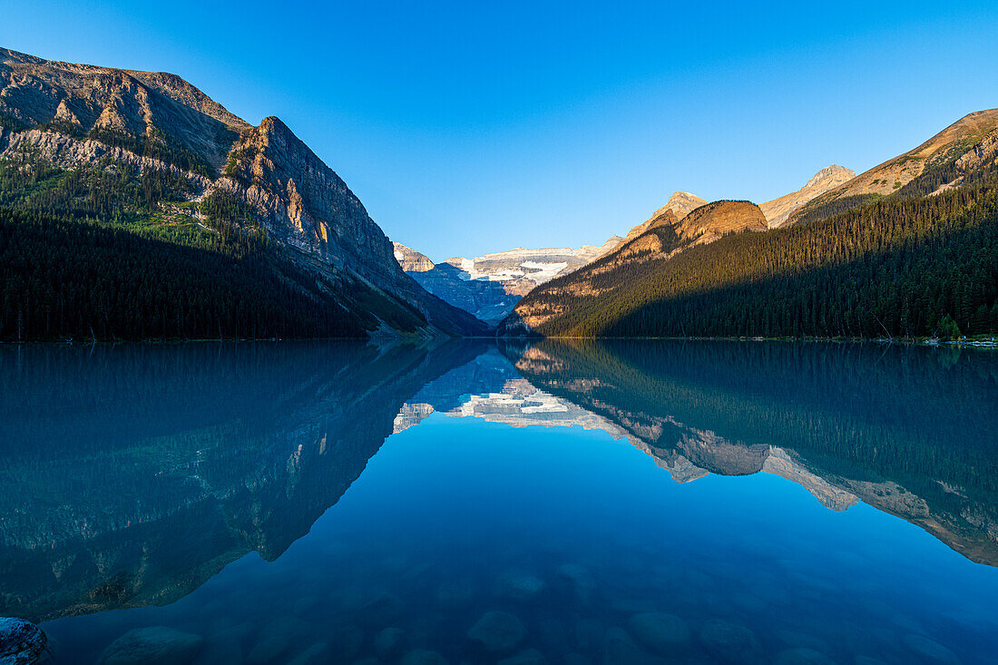 Sonnenaufgang am Lake Louise, Banff-Nationalpark, UNESCO-Welterbe, Alberta, Rocky Mountains, Kanada, Nordamerika