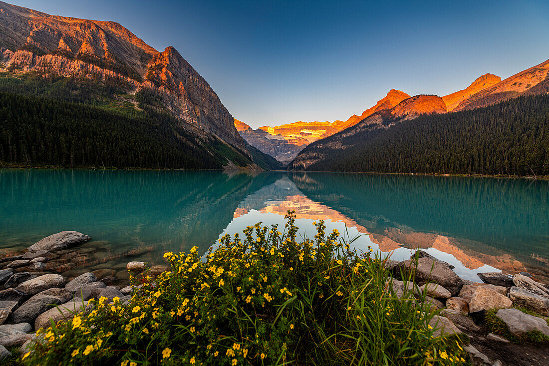 Sonnenaufgang am Lake Louise, Banff-Nationalpark, UNESCO-Welterbe, Alberta, Rocky Mountains, Kanada, Nordamerika