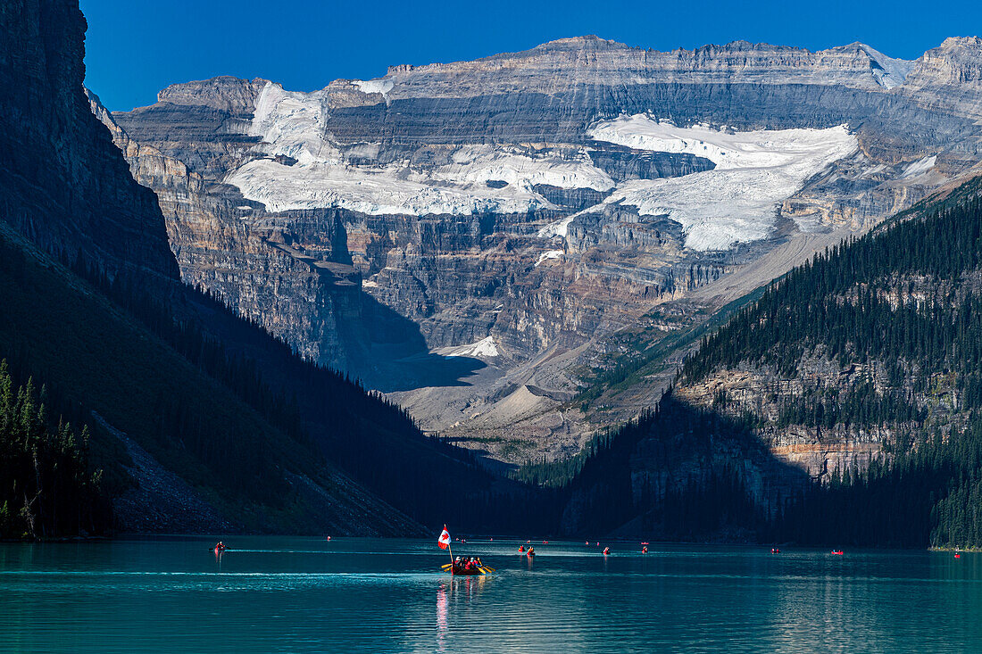 Kajakfahrer auf dem Lake Louise, Banff-Nationalpark, UNESCO-Welterbe, Alberta, Rocky Mountains, Kanada, Nordamerika