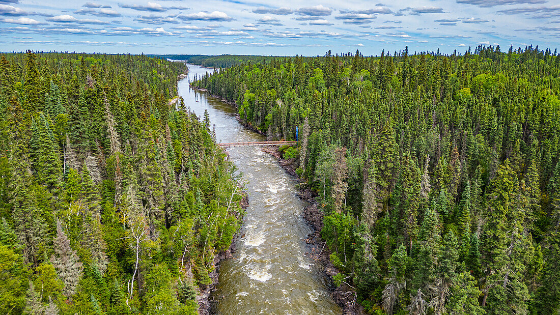 Luftaufnahme des Pisew River, Pisew Falls Provincial Park, Thompson, Manitoba, Kanada, Nordamerika