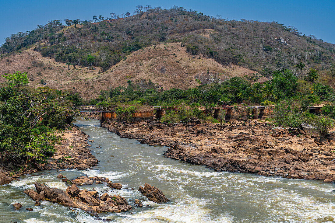 Alte Eisenbahnbrücke über den Cuvo-Fluss (Rio Keve), nahe dem Zusammenfluss mit dem Toeota-Fluss, Sechs-Bögen-Brücke, Conda, Kumbira-Waldreservat, Kwanza Sul, Angola, Afrika