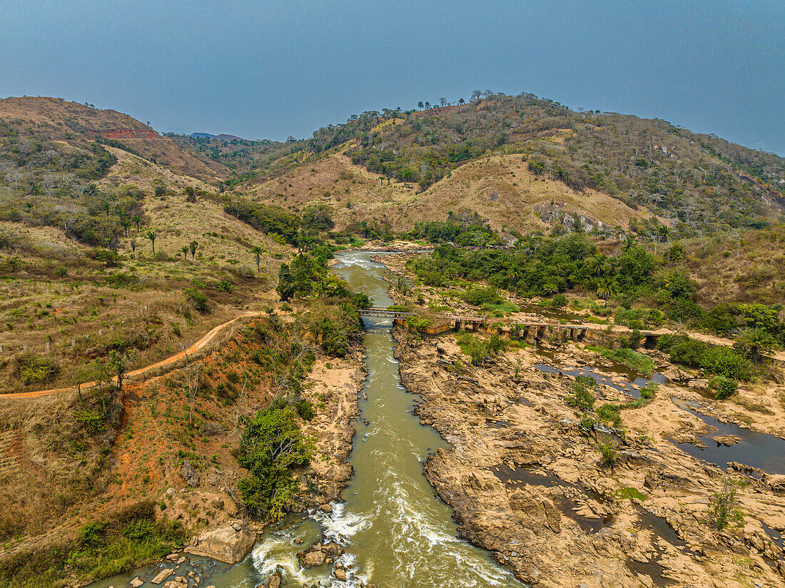 Luftaufnahme des Cuvo-Flusses (Rio Keve), in der Nähe des Zusammenflusses mit dem Toeota-Fluss, Sechs-Bogen-Brücke, Conda, Kumbira-Waldreservat, Kwanza Sul, Angola, Afrika