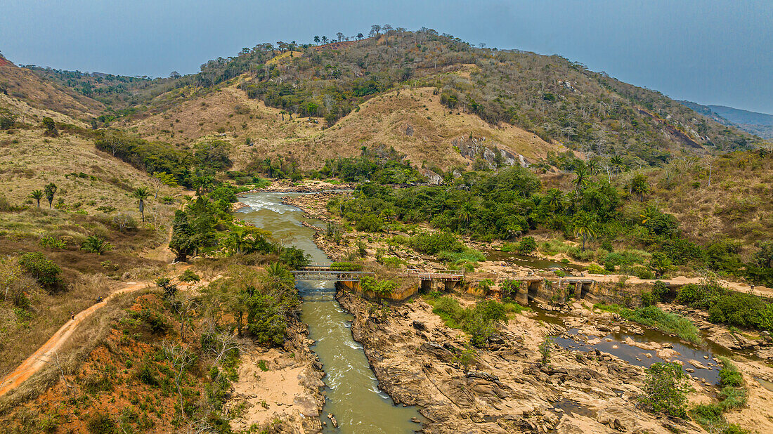 Luftaufnahme einer alten Eisenbahnbrücke über den Cuvo-Fluss (Rio Keve), nahe dem Zusammenfluss mit dem Toeota-Fluss, Sechs-Bögen-Brücke, Conda, Kumbira-Waldreservat, Kwanza Sul, Angola, Afrika