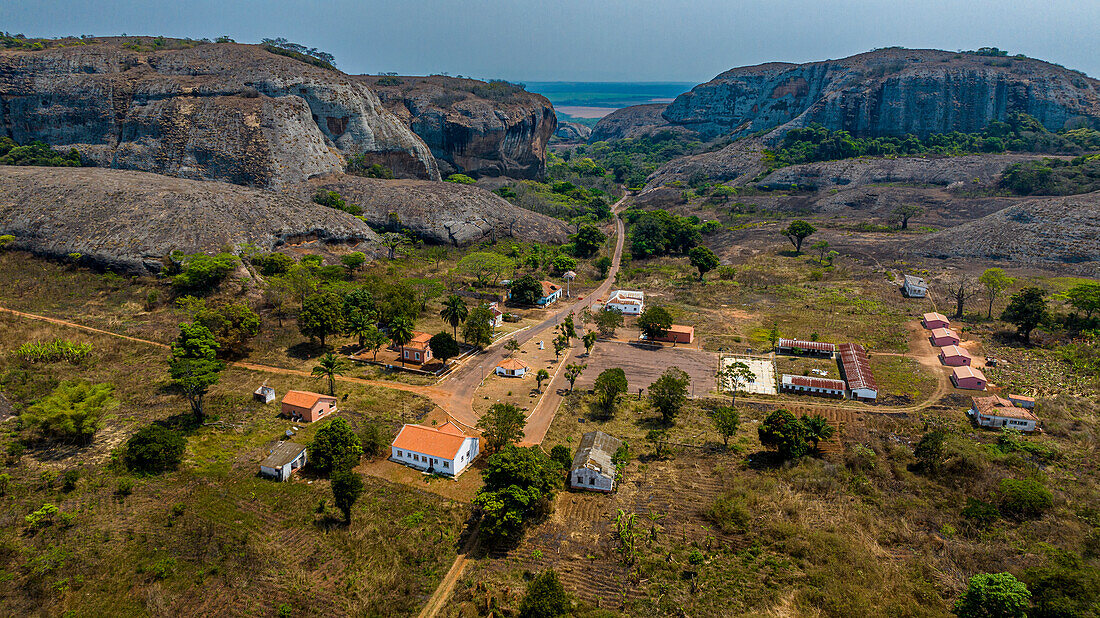 Luftaufnahme der schwarzen Felsen von Pungo Andongo, Malanje, Angola, Afrika