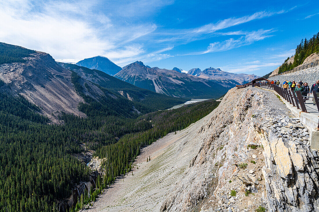 Blick ins Tal vom Columbia Icefield Skywalk, Glacier Parkway, Alberta, Kanada, Nordamerika