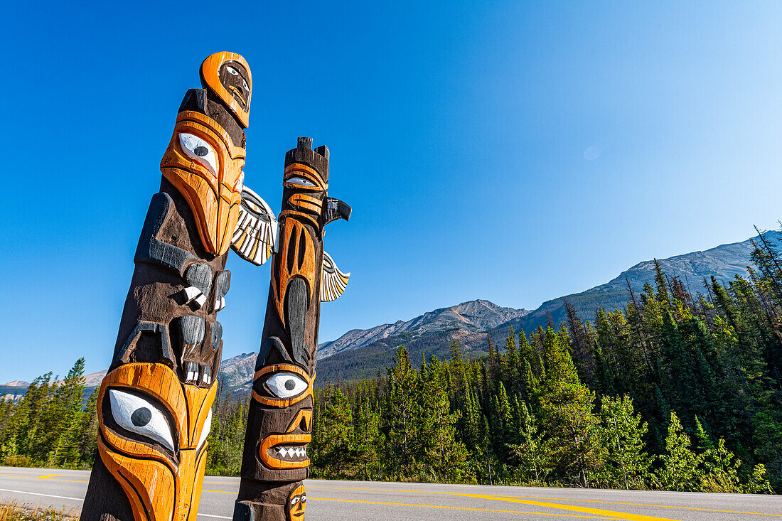 Totempfähle entlang des Glacier Parkway, Alberta, Kanada, Nordamerika