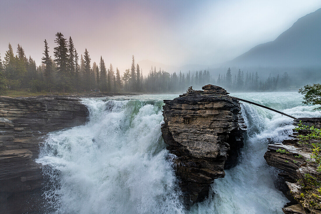 Athabasca Falls bei Sonnenaufgang, Glacier Parkway, Jasper National Park, UNESCO-Weltkulturerbe, Alberta, Kanadische Rocky Mountains, Kanada, Nordamerika