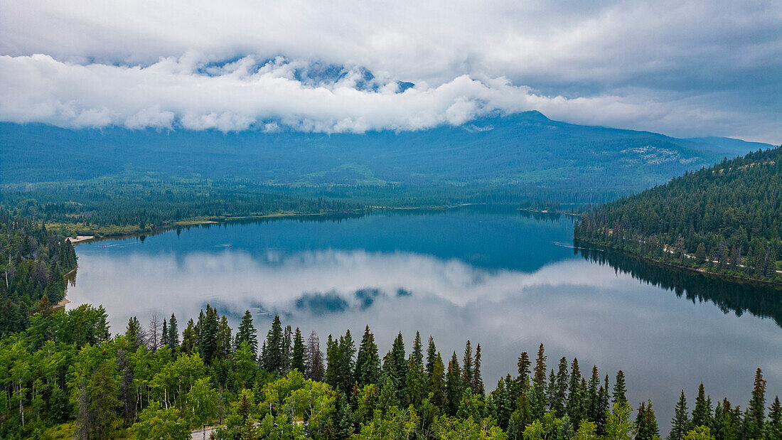 Luftaufnahme des Pyramid Lake, Jasper National Park, UNESCO-Weltnaturerbe, Alberta, Kanadische Rockies, Kanada, Nordamerika