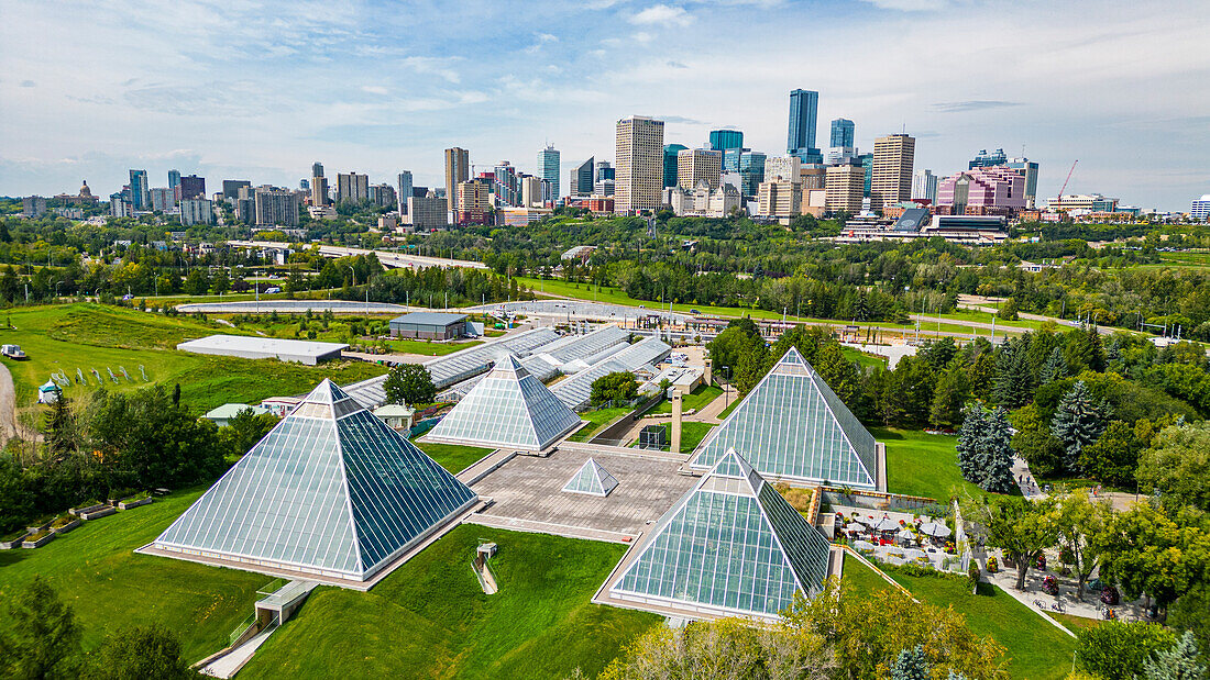 Luftaufnahme des Muttart Conservatory mit der Skyline von Edmonton, Alberta, Kanada, Nordamerika